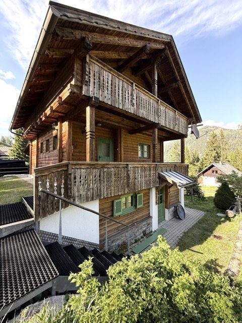 Balkonfront eines Almhauses auf der Sonnenalpe am Nassfeld